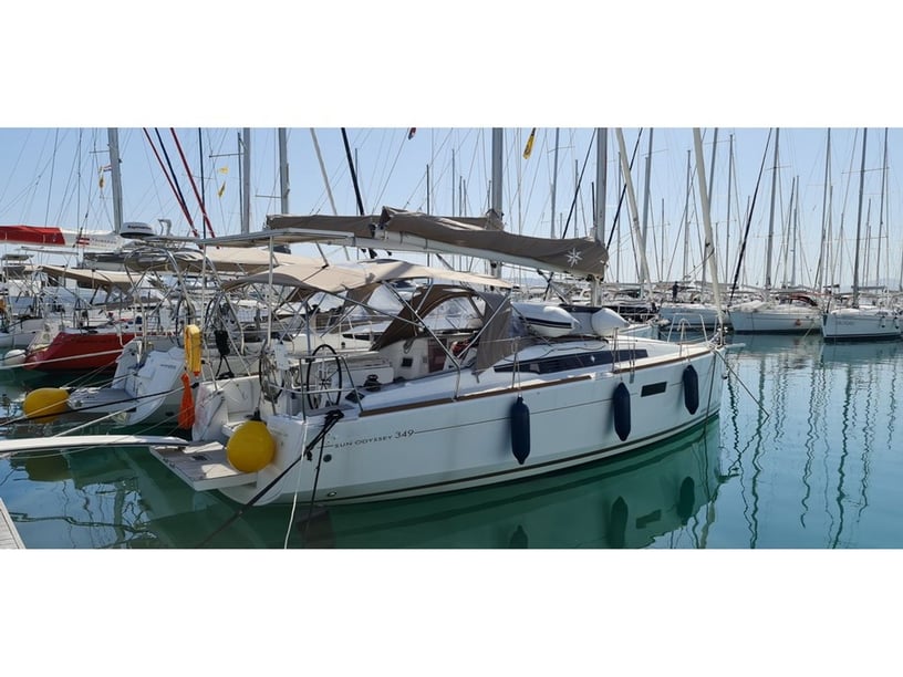 Pula Sailboat 2 cabin 6 berths 6 guests 10.34 m Listing Number: #6742