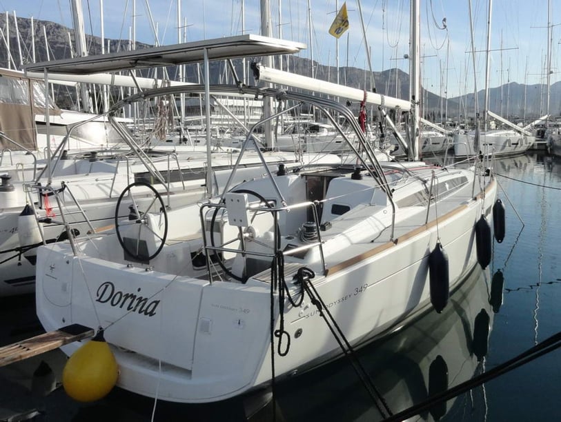 Pula Sailboat 2 cabin 6 berths 6 guests 10.34 m Listing Number: #6742 5