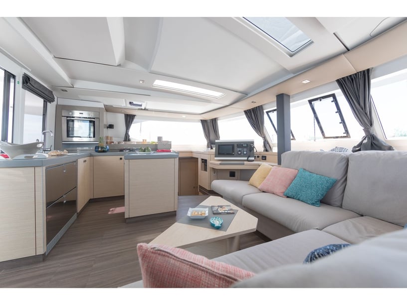 Pula Catamaran Cabine 4  Couchettes 8  Invités 8  13.94 m Numéro de l'annonce: #6750 2