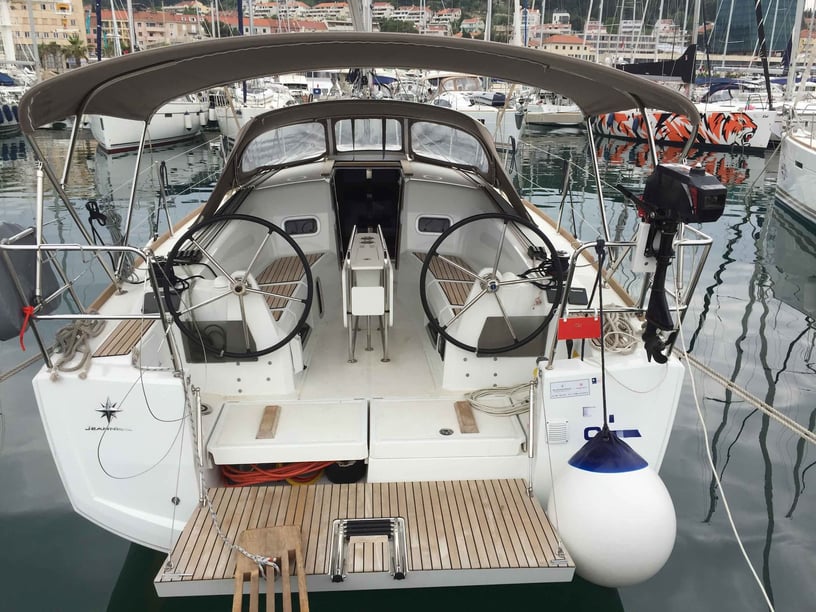Gesplitst Zeilboot Cabine 3  8  slaapplaatsen 8  gasten 10.34 m Lijstnummer: #6803 4