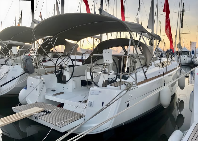 Gesplitst Zeilboot Cabine 3  8  slaapplaatsen 8  gasten 10.34 m Lijstnummer: #6803