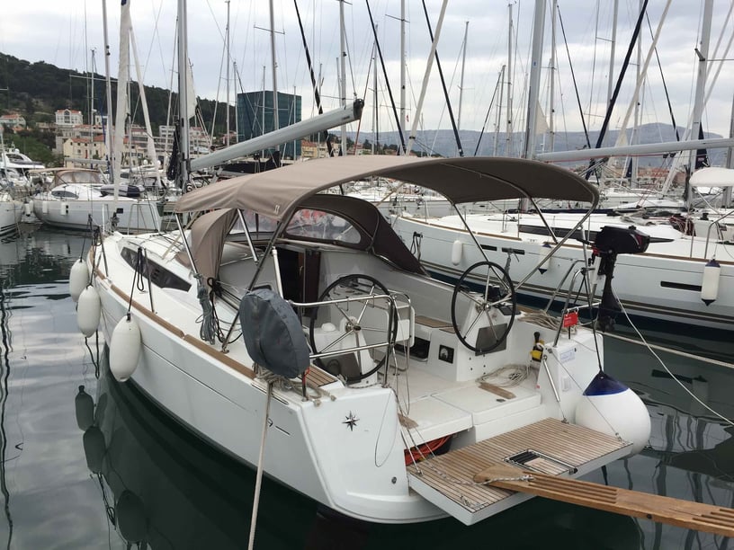 Gesplitst Zeilboot Cabine 3  8  slaapplaatsen 8  gasten 10.34 m Lijstnummer: #6803 5