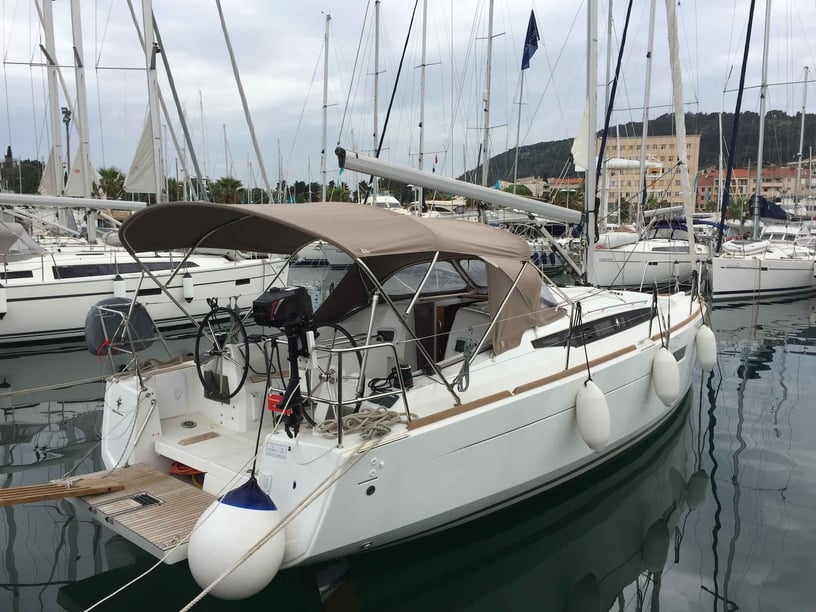 Gesplitst Zeilboot Cabine 3  8  slaapplaatsen 8  gasten 10.34 m Lijstnummer: #6803 3