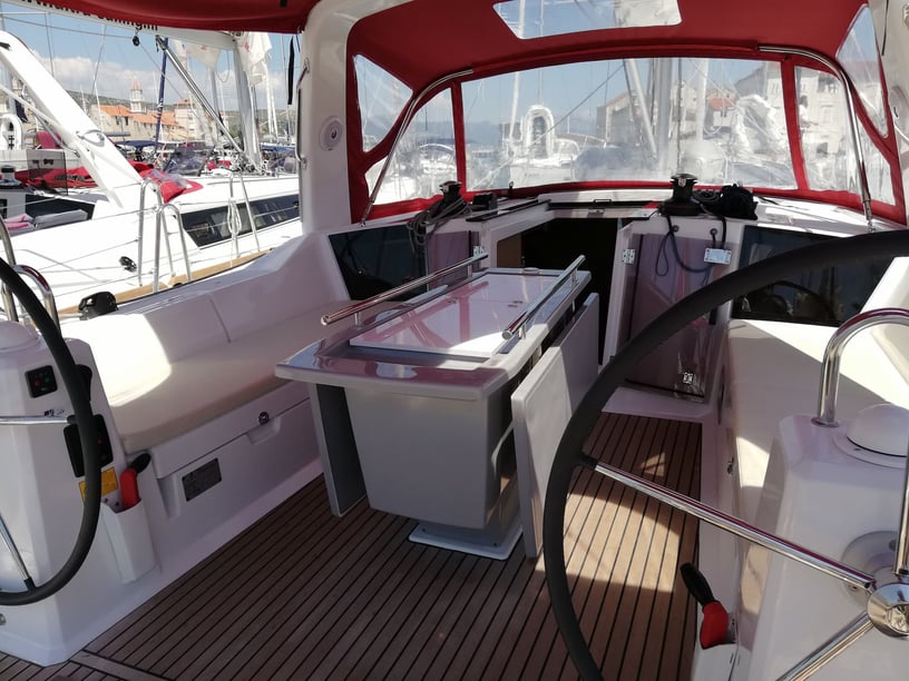 Split Sailboat 3 cabin 8 berths 8 guests 12.43 m Listing Number: #682 3