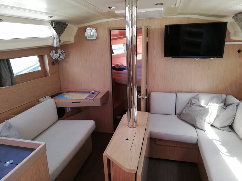 Split Sailboat 3 cabin 8 berths 8 guests 12.43 m Listing Number: #682 5