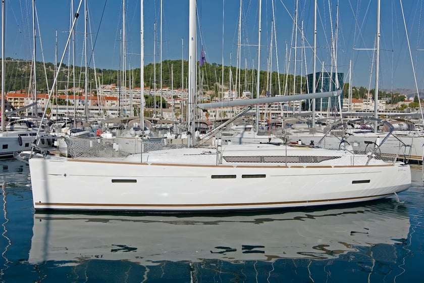 Split Sailboat 3 cabin 8 berths 8 guests 12.76 m Listing Number: #6836 4