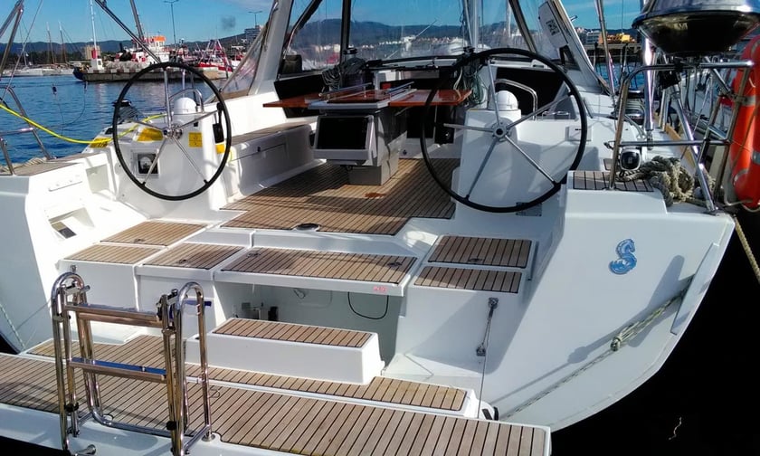 Palamos Zeilboot Cabine 4  10  slaapplaatsen 10  gasten 13.94 m Lijstnummer: #6893 5