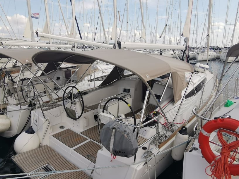 Sukosan Zeilboot Cabine 3  8  slaapplaatsen 8  gasten 10.34 m Lijstnummer: #6908 4