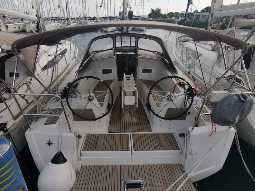 Sukosan Zeilboot Cabine 3  8  slaapplaatsen 8  gasten 10.34 m Lijstnummer: #6908 5