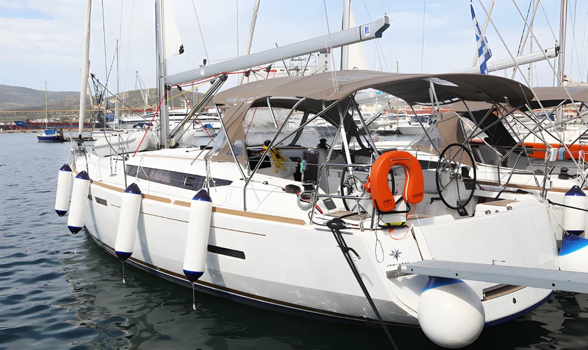 Volos Zeilboot Cabine 3  8  slaapplaatsen 8  gasten 11.99 m Lijstnummer: #6950
