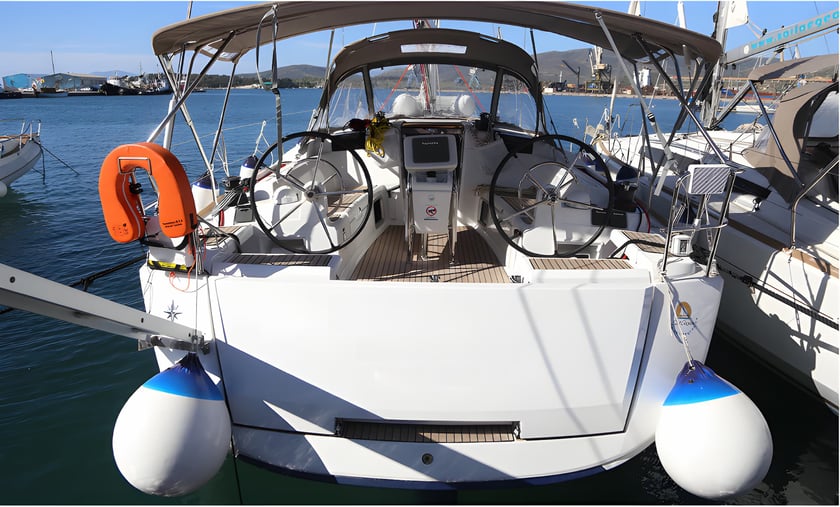 Volos Zeilboot Cabine 3  8  slaapplaatsen 8  gasten 11.99 m Lijstnummer: #6950 3