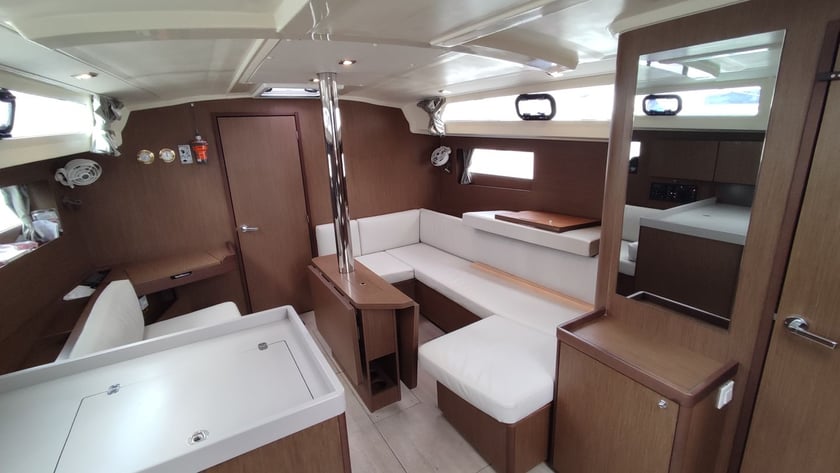 Volos Sailboat 3 cabin 8 berths 8 guests 12.03 m Listing Number: #6952 5