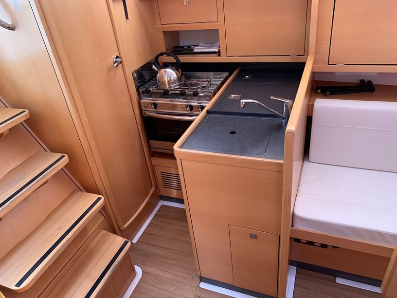 Volos Sailboat 2 cabin 4 berths 4 guests 9.44 m Listing Number: #6959 2