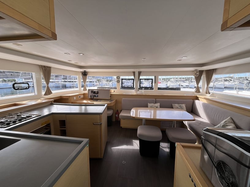 Sibenik Catamaran Cabine 4  Couchettes 12  Invités 12  13.96 m Numéro de l'annonce: #6986 2