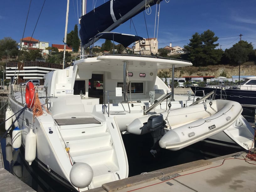 Sibenik Catamaran Cabine 6  Couchettes 12  Invités 12  11.97 m Numéro de l'annonce: #6988