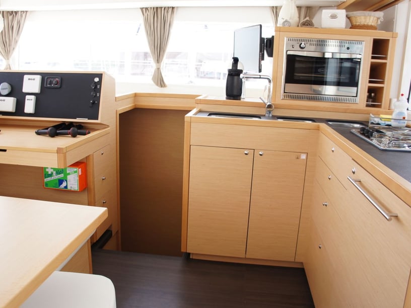 Šibenik Catamaran 6 cabin 12 berths 12 guests 11.97 m Listing Number: #6988 2