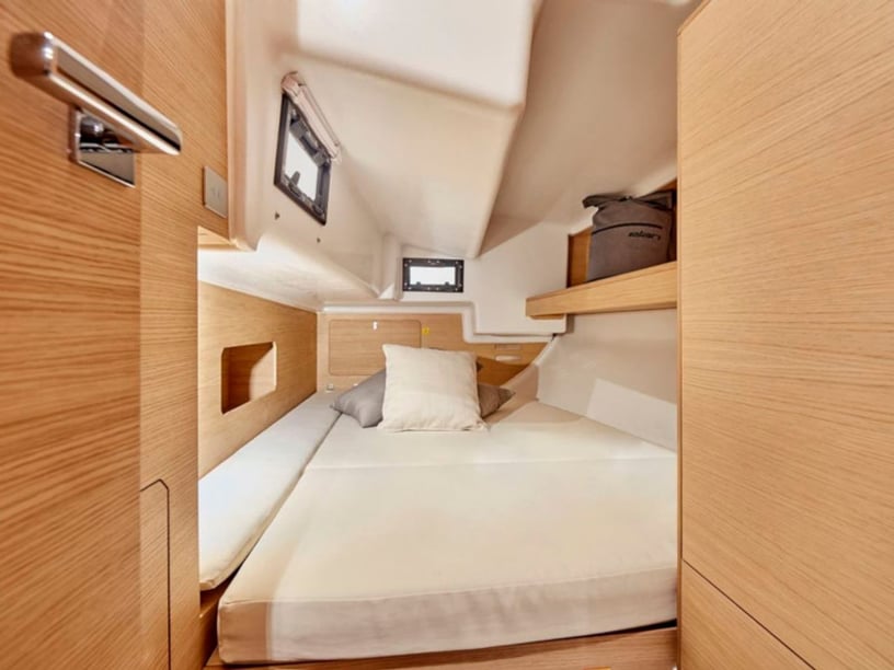 Pirovac Sailboat 3 cabin 6 berths 6 guests 10.6 m Listing Number: #70 4