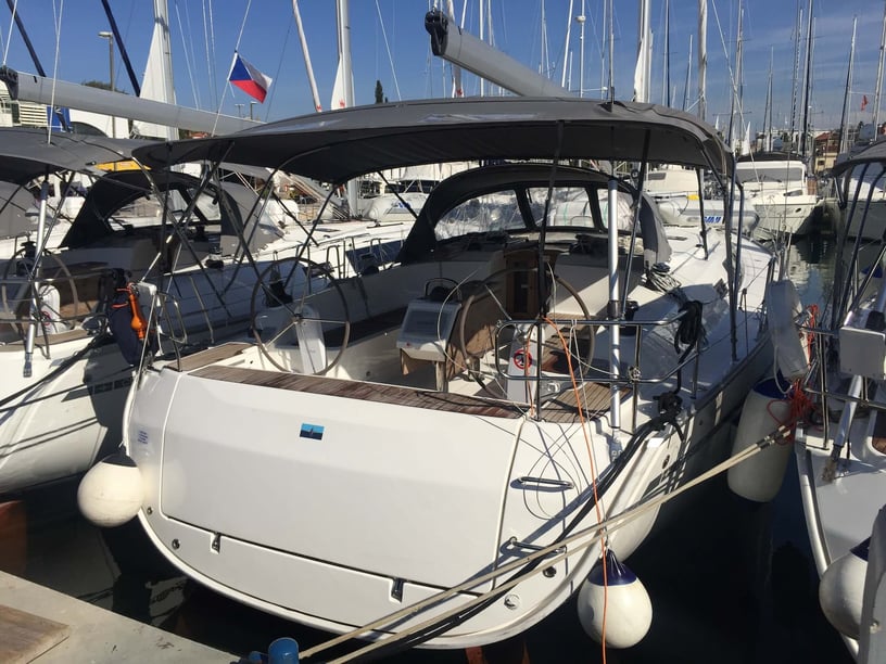 Zara Barca a vela cabina 4  cuccette 9  9  ospiti 14.27 m Numero dell'inserzione: #7020 3