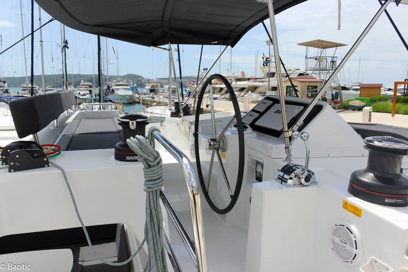 Seget Donji Catamaran Cabine 4  Couchettes 12  Invités 12  13.96 m Numéro de l'annonce: #7029 4