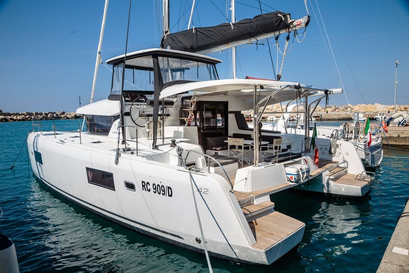 Salerno Catamaran 4 cabin 12 berths 12 guests 12.94 m Listing Number: #7282 4