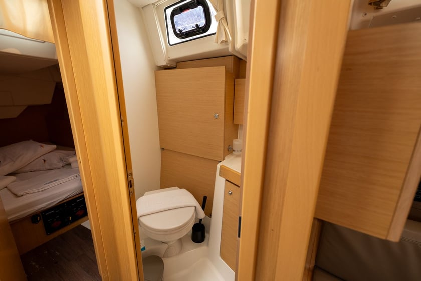 Salerno Barca a vela cabina 3  cuccette 8  8  ospiti 11.5 m Numero dell'inserzione: #7302 4