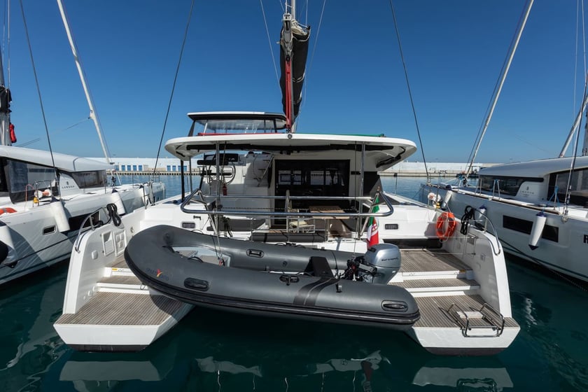 Capo d'Orlando Katamaran 4 Kabine 12 Liegeplätze 12 Gäste 12.94 m Nummer des Inserats: #7304 5