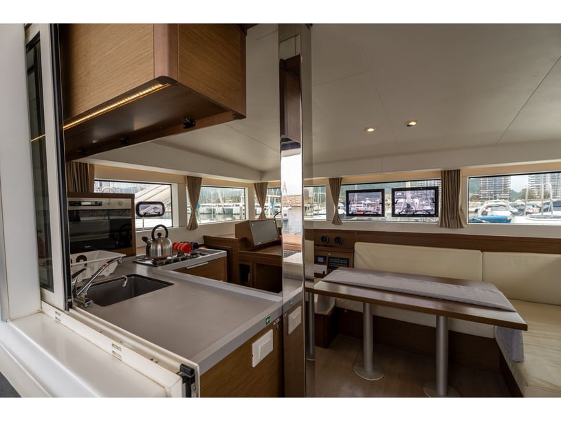 Salerno Catamarán Cabina 4  12  literas 12  invitados 11.97 m Número de anuncio: #7316 2