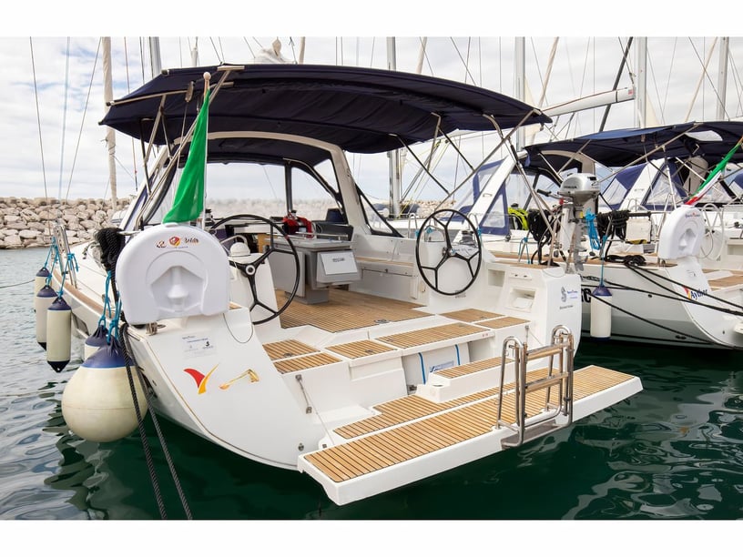 Salerne Voilier Cabine 4  Couchettes 10  Invités 10  13.85 m Numéro de l'annonce: #7318