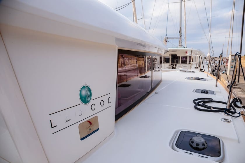 Furnari Catamaran 4 cabin 12 berths 12 guests 11.97 m Listing Number: #7319 3