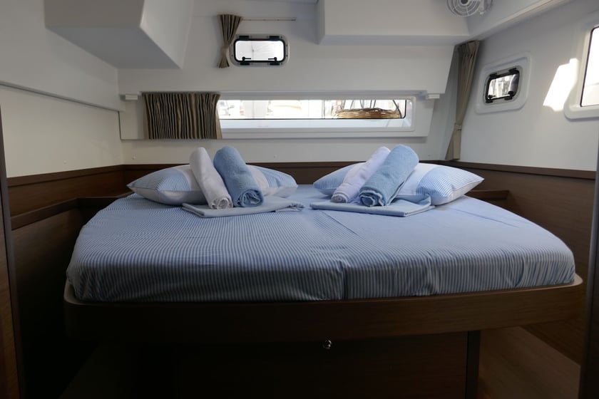 Lavrion Catamaran 4 cabin 12 berths 12 guests 12.8 m Listing Number: #7382 5