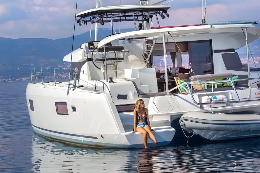 Split Catamaran 6 cabin 12 berths 12 guests 12.8 m Listing Number: #7400 4