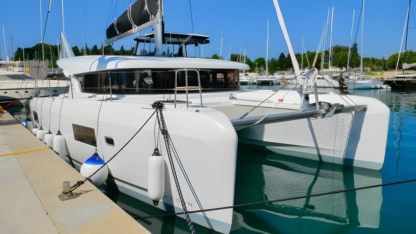 Split Catamaran 6 cabin 12 berths 12 guests 12.8 m Listing Number: #7400 5