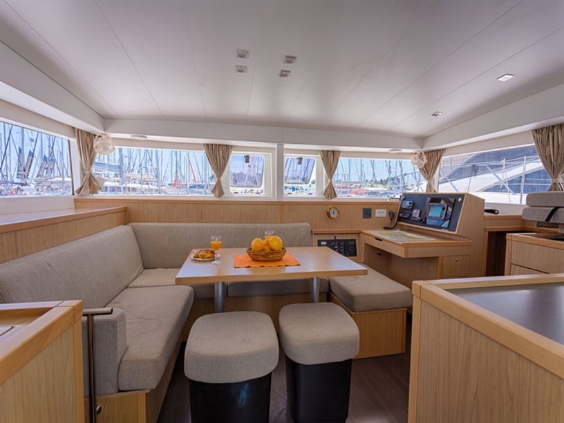 Split Catamaran 6 cabin 12 berths 12 guests 11.97 m Listing Number: #7404 4