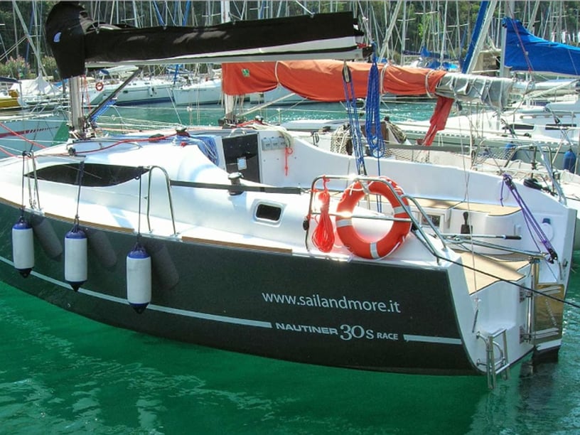 Navene di Malcesine Sailboat 2 cabin 6 berths 6 guests 9 m Listing Number: #7419 4