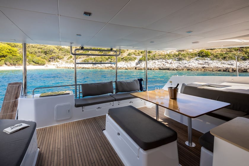 Primošten Catamaran Cabine 6  Couchettes 11  Invités 11  14.7 m Numéro de l'annonce: #749 4