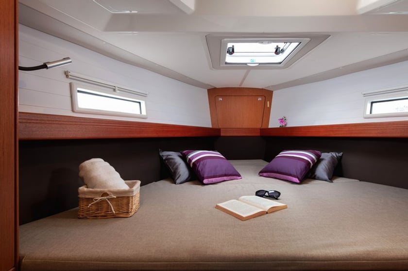 Gesplitst Zeilboot Cabine 3  8  slaapplaatsen 8  gasten 12.35 m Lijstnummer: #7727 5