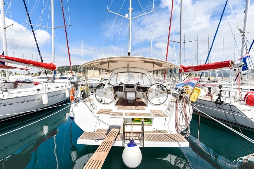 Split Sailboat 4 cabin 9 berths 9 guests 14.27 m Listing Number: #7742