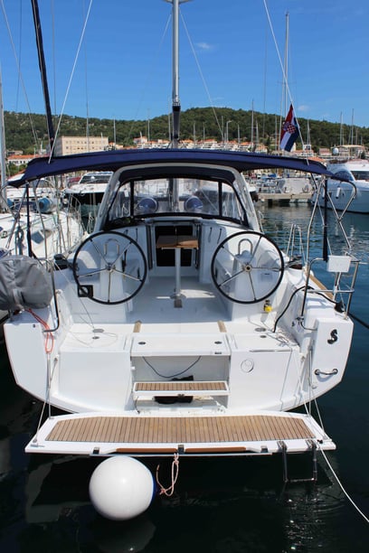 Split Sailboat 3 cabin 8 berths 8 guests 10.45 m Listing Number: #7747 3