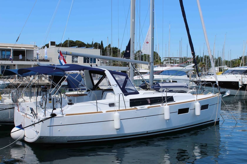 Split Sailboat 3 cabin 8 berths 8 guests 10.45 m Listing Number: #7747 4