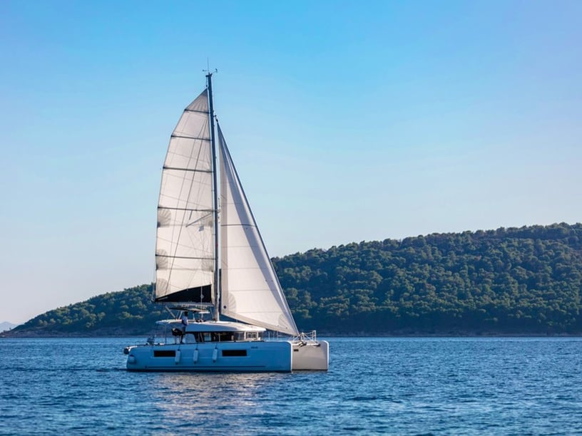 Kaštel Gomilica Catamarano cabina 6  cuccette 12  12  ospiti 11.74 m Numero dell'inserzione: #7768