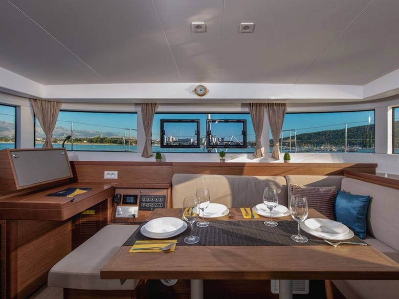 Kaštel Gomilica Catamarano cabina 6  cuccette 12  12  ospiti 11.74 m Numero dell'inserzione: #7768 3