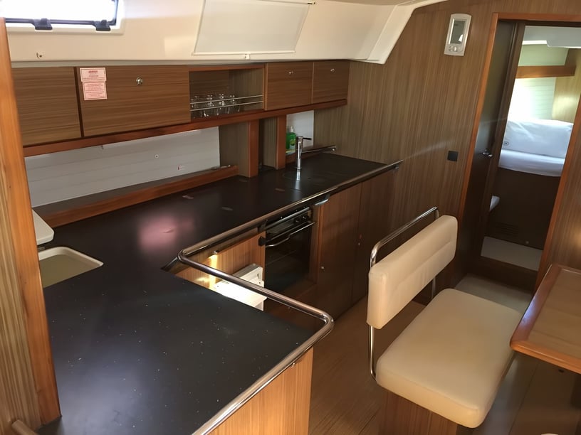 Sukosan Zeilboot Cabine 4  9  slaapplaatsen 9  gasten 14.27 m Lijstnummer: #7802 5