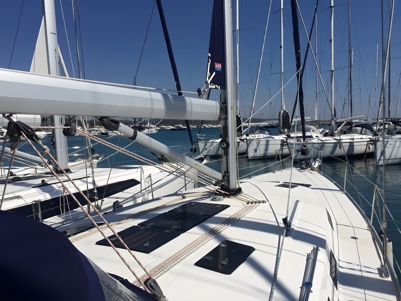 Sukosan Zeilboot Cabine 4  9  slaapplaatsen 9  gasten 14.27 m Lijstnummer: #7802 3