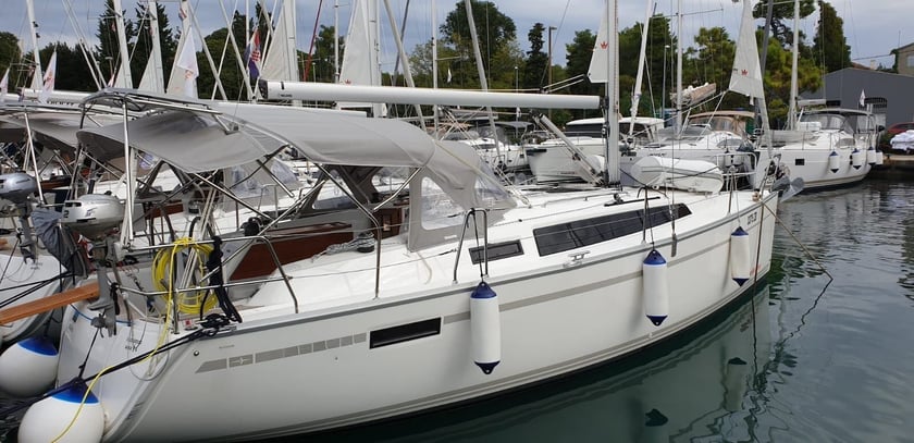 Zadar Sailboat 2 cabin 6 berths 6 guests 9.99 m Listing Number: #7891 3