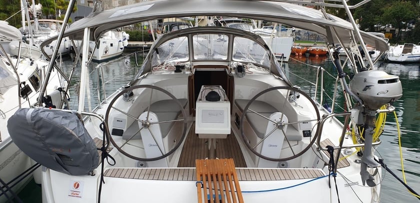 Zadar Sailboat 2 cabin 6 berths 6 guests 9.99 m Listing Number: #7908 3