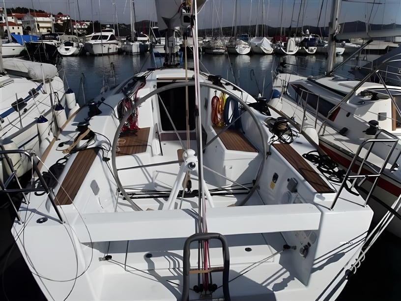 Jezera Sailboat 2 cabin 6 berths 6 guests 10.85 m Listing Number: #7926