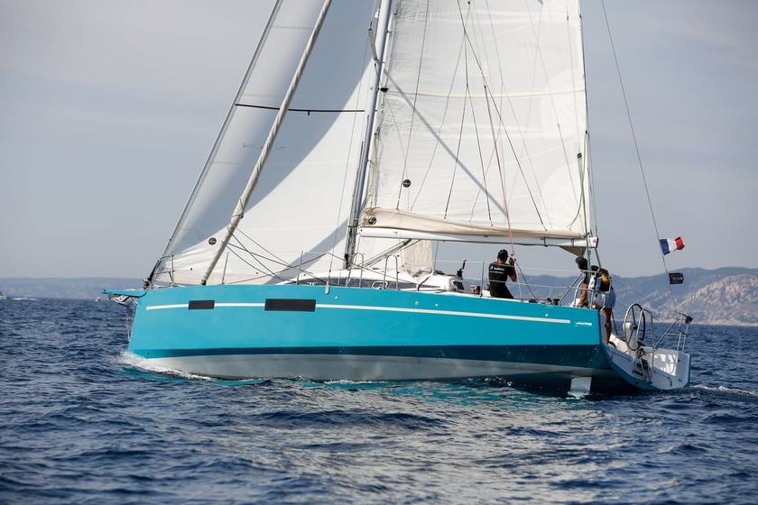 Marseille Sailboat 2 cabin 6 berths 8 guests 10.69 m Listing Number: #8018 5