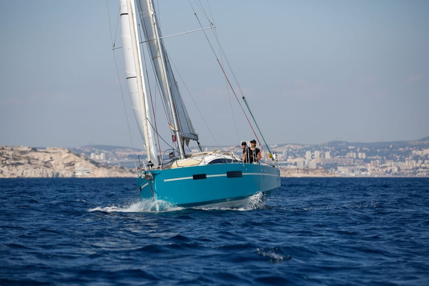 Marseille Sailboat 2 cabin 6 berths 8 guests 10.69 m Listing Number: #8018