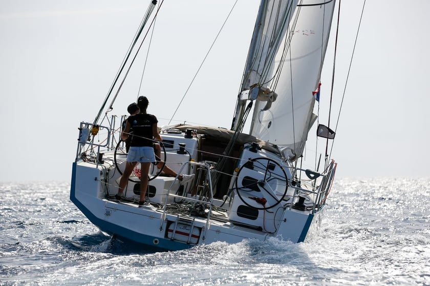 Marseille Sailboat 2 cabin 6 berths 8 guests 10.69 m Listing Number: #8018 4