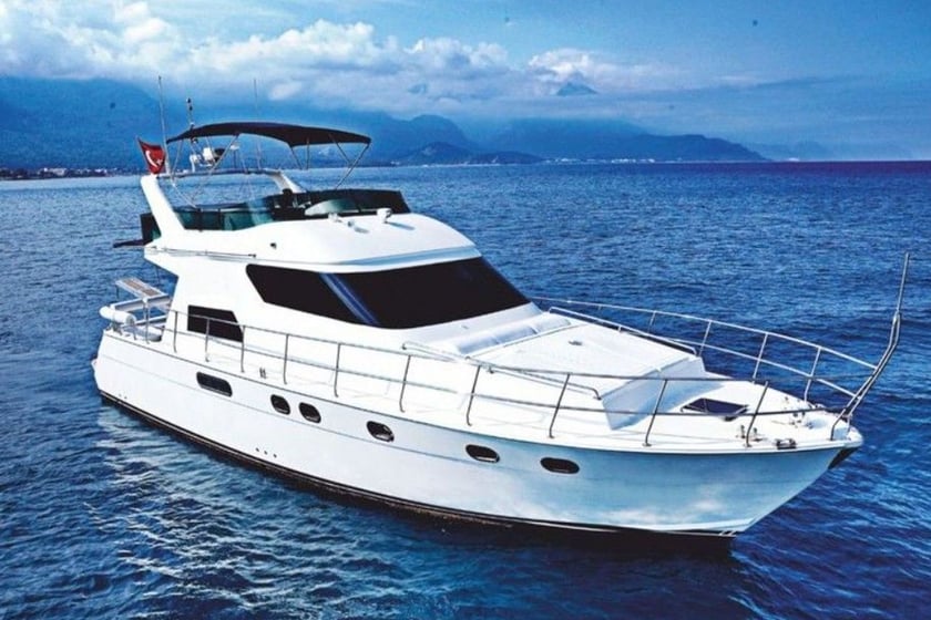 Kemer Yate a motor Cabina 2  4  literas 5  invitados 16 m Número de anuncio: #8606